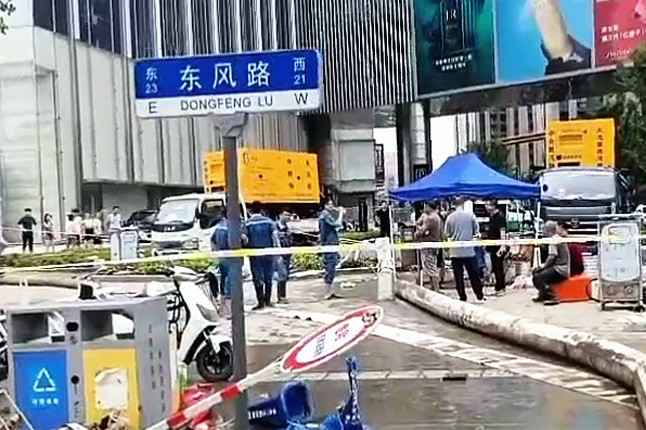 南京宇涛进口食品销售有限公司排涝突击队在排涝现场